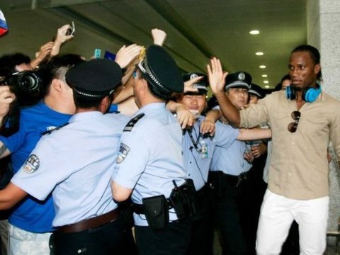 Un accueil de folie pour Drogba à l'aéroport de Shanghai