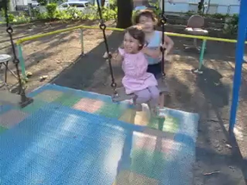 日本の公園（ブランコ）姉妹