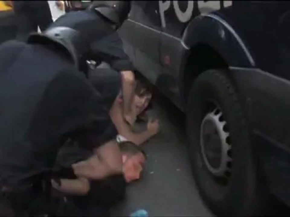 Mira como "Represiòn es Regimen"