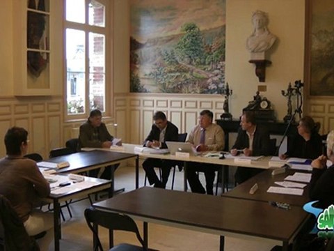 Après une suspension de séance, la séance reprend, et il n'y a plus de doutes ni de volonté de reporter cette délibération, ce sera oui à l'unanimité. Euh... La majorité.