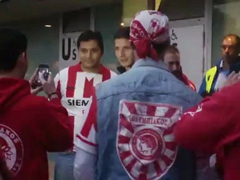 Ο Μάρκο Πάντελιτς φωτογραφίζεται με φιλάθλους του Ολυμπιακού στο Σβατς