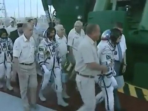 [ISS] Crew Enter Soyuz TMA-05M for Launch