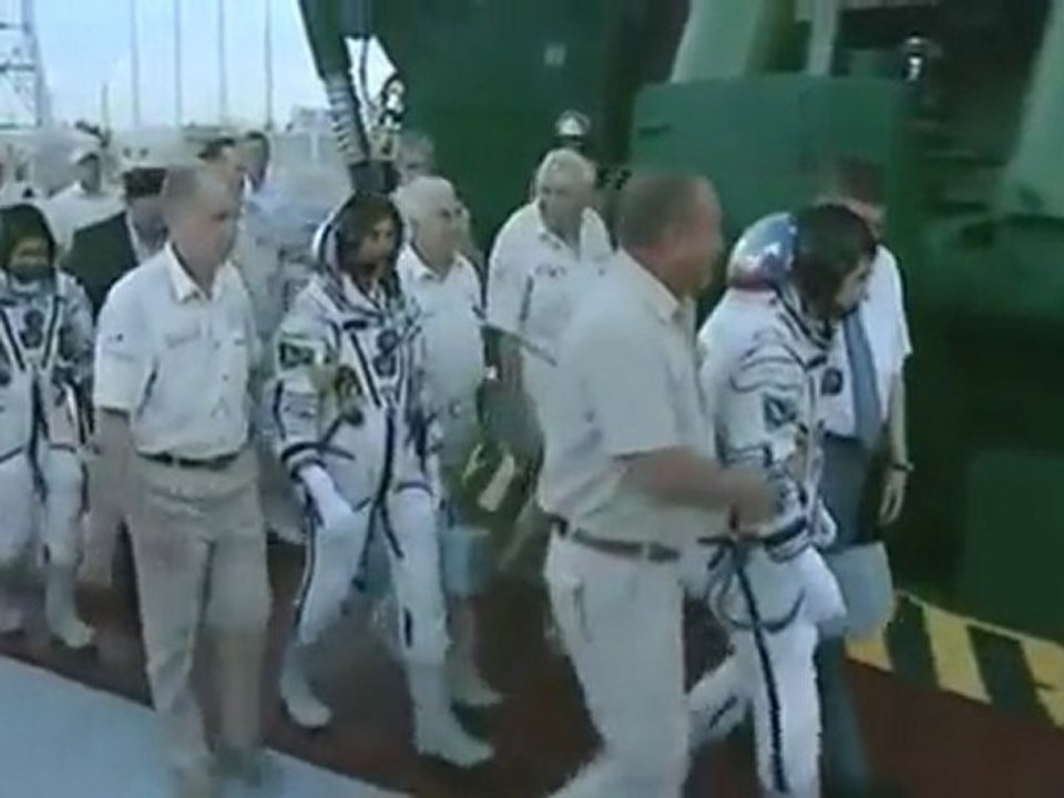 [ISS] Crew Enter Soyuz TMA-05M for Launch