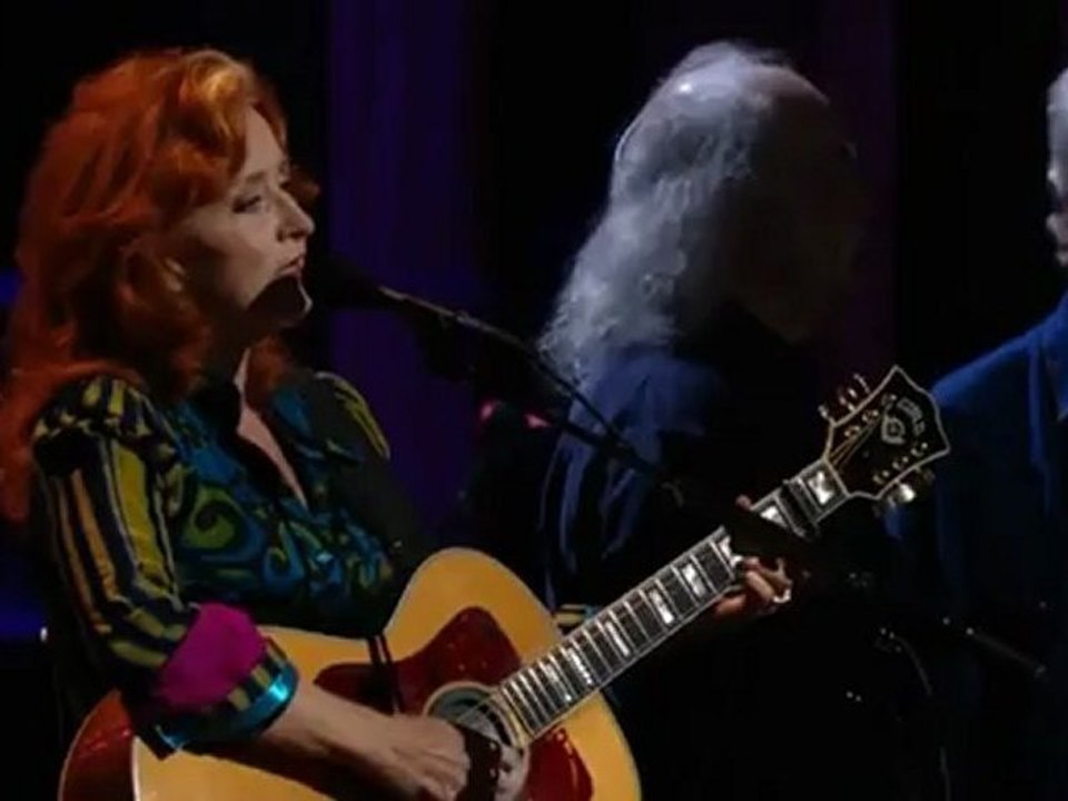 Bonnie Raitt w. Crosby, Stills and Nash - Love Has No Pride - Madison Square Garden - 2009 10 29 30 - YouTube2