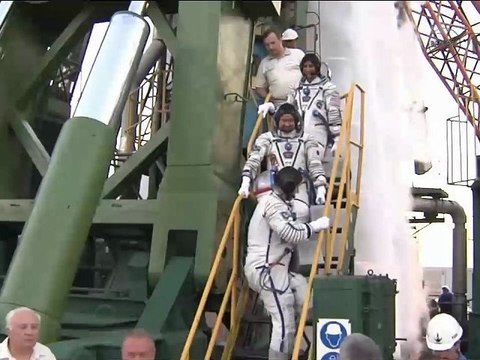 [ISS] Crew Arrive at Launch Pad & Ingress Soyuz TMA-05M