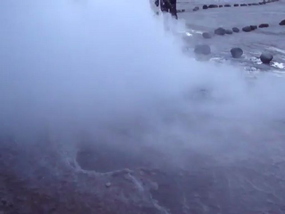 Geysers del Tatio - un geyser normal