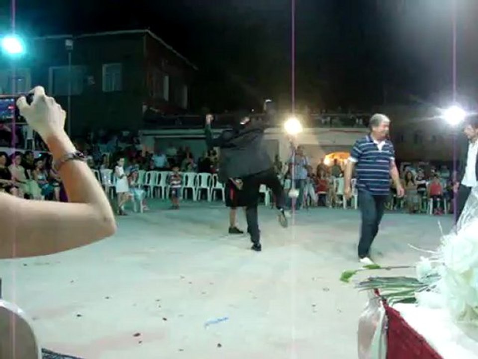 damat zeybek oynuyor