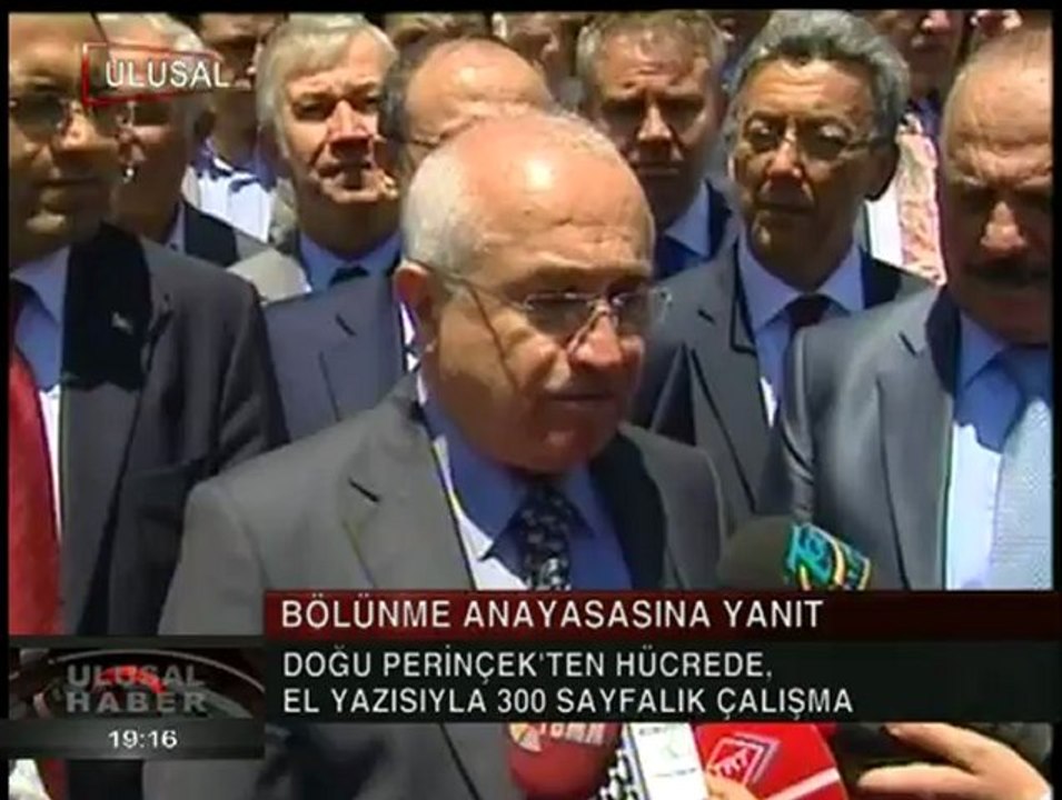 Doğu Perinçek'in cezaevi koşullarında elyazısı ile yazdığı Anayasa metni.