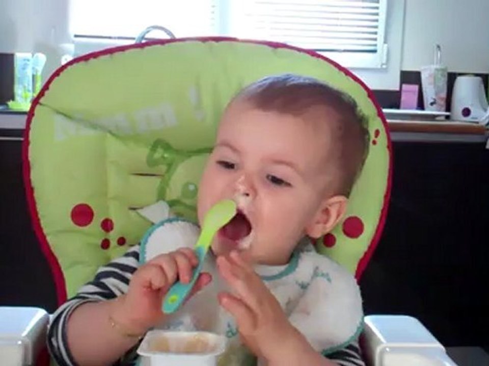 J'apprends à manger seul.. (2)