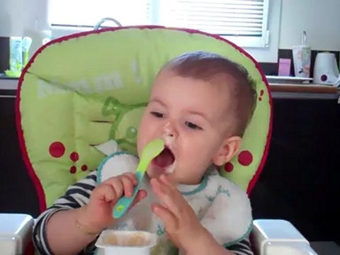 J'apprends à manger seul.. (2)