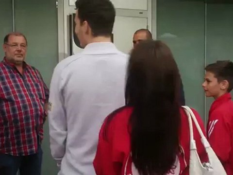 Ο Ράφικ Τζεμπούρ βγαίνει φωτογραφία με οπαδούς του Ολυμπιακού στο Σβατς