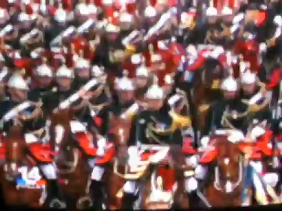 "Mon 14 juille 2012" : Des cavaliers qui dirigent leurs chevaux avec leurs pieds (Source : A2)