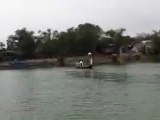 Rivière des parfums, vidéo prise à bord d'un sampan (ville de Hue, centre du Vietnam) - YouTube