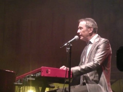 Festival de Carcassonne : Le chanteur Alain Chamfort en concert acoustique sur la place Carnot.