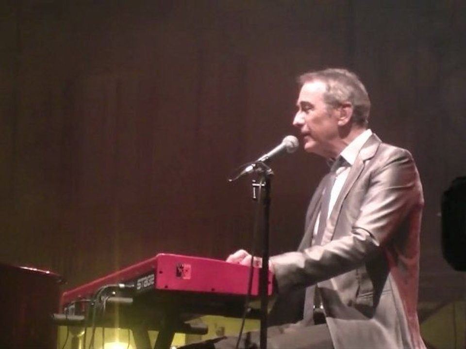 Festival de Carcassonne : Le chanteur Alain Chamfort en concert acoustique sur la place Carnot.