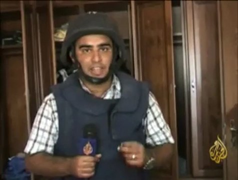 دخول الثوار إلى أحد منازل القذافي