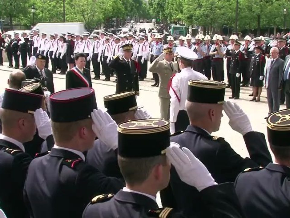 Cérémonie à l'arc de Triomphe