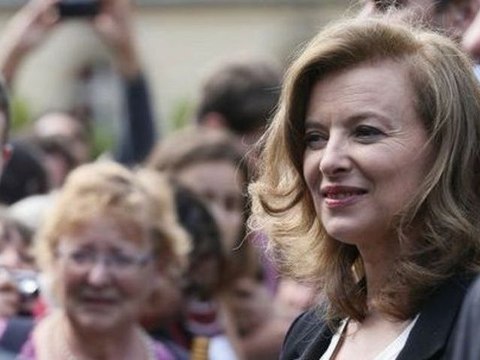 ZAPPING ACTU DU 16/07/2012 - Valérie Trierweiler tournera sept fois son pouce avant de tweeter
