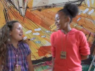 "Je suis dans la joie" interprété par Lucie et Manuela