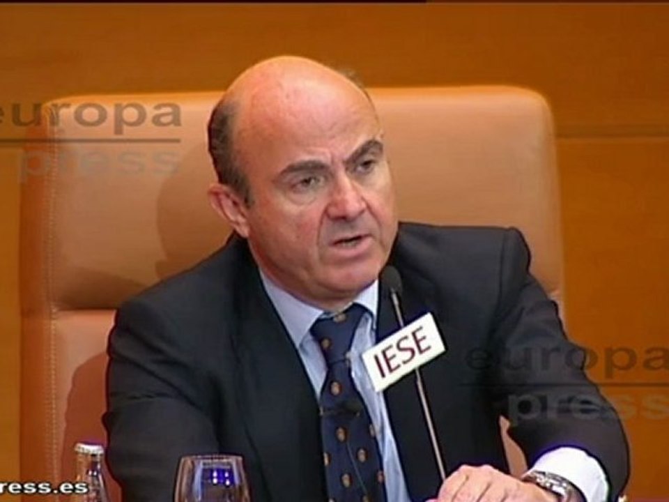 De Guindos pide al Ibex rebajar las retribuciones