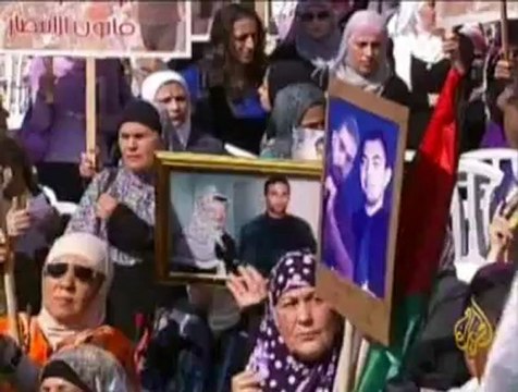 تفريق مسيرة تضامن مع الأسرى الفلسطينيين