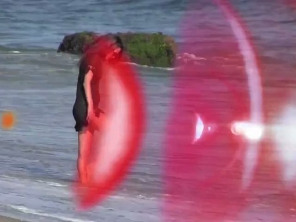 Alessandra Ambrosio Hits up the Beach