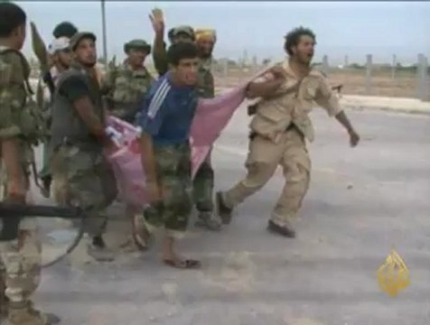 ثوار ليبيا يسيطرون على الأبنية الرئيسية