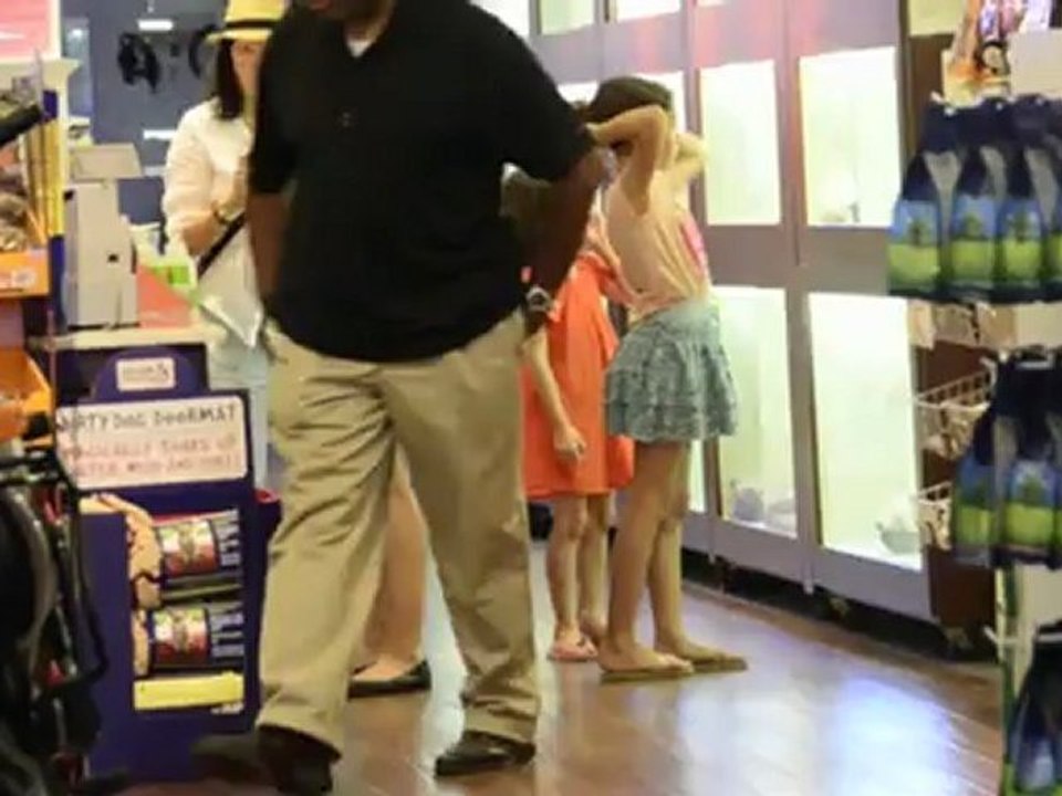 Suri Cruise en larmes quand sa maman refuse de lui acheter un chiot