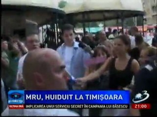 Mihai Razvan Ungureanu huiduit si injurat de revolutionari si la Timisoara