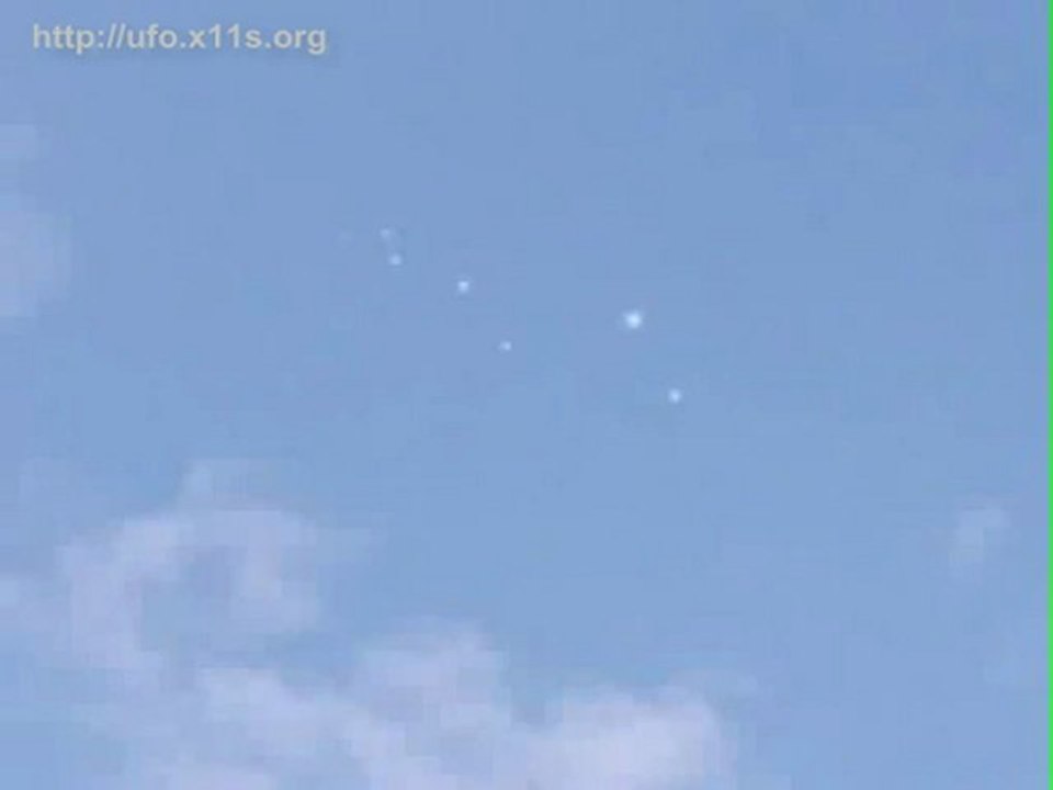 UFOs over England. Avvistamento formazione UFO in England.