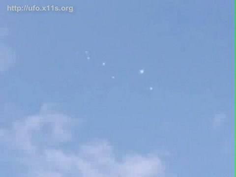 UFOs over England. Avvistamento formazione UFO in England.