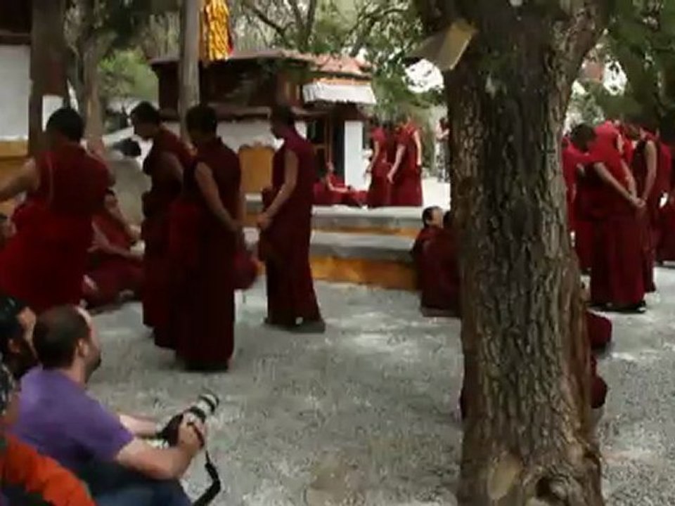 Monastère de Drepung, débats des moines