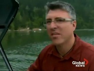 Мощный оползень на берегу озера