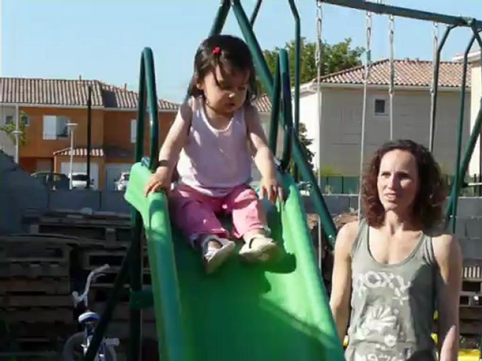 Flora fait du toboggan