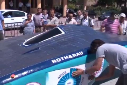 Güneş enerjili araba trafikte