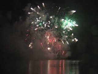 13 juillet : malgré la pluie, le feu d'artifice de la fête nationale a bien eu lieu.