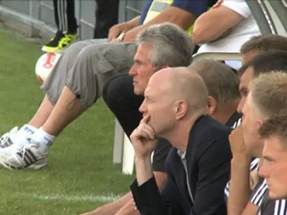 Matthias Sammer droht den Bayern-Stars