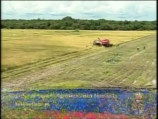 Chávez maneja el tractor en la UPS "Maisanta" de Barinas