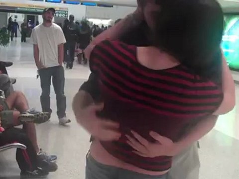 Après 5 ans de relation à distance, ils se rencontrent pour la première fois