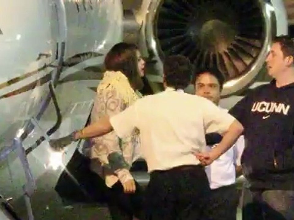 Justin Bieber and Selena Gomez Take a Shopping Center Stroll Down Under