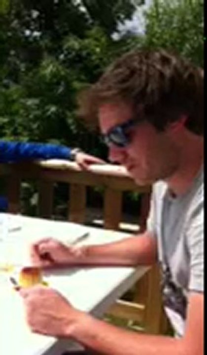 Aurelien donne une leçon de gobage de flamby aux gamins après la mauvaise prestation de Victor!