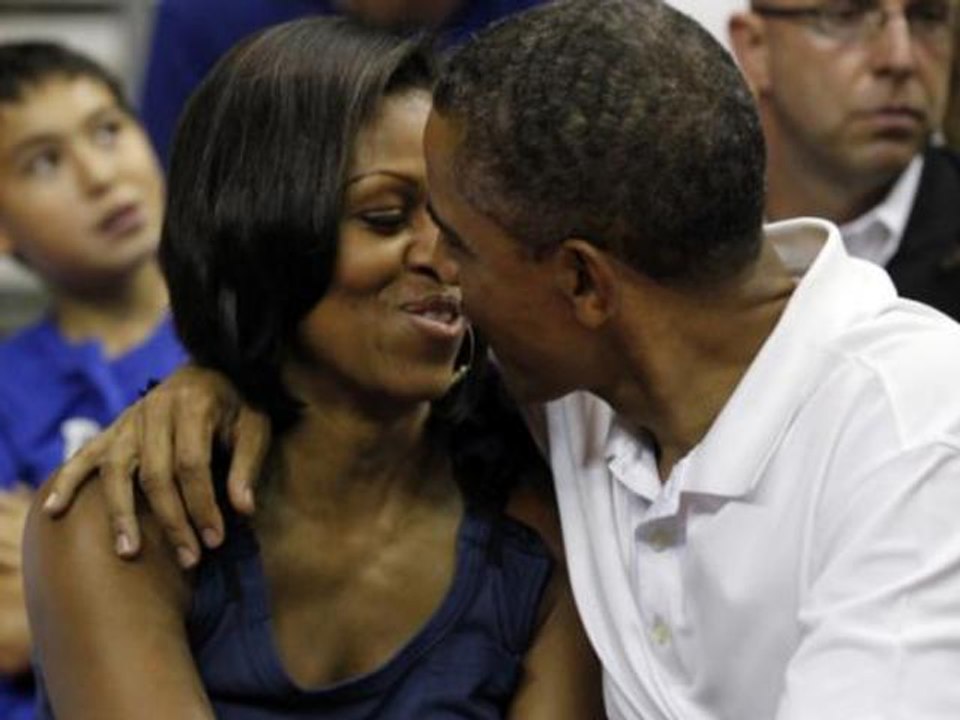 ZAPPING ACTU DU 18/07/2012 - Barack et Michelle Obama s'embrassent lors d'un match de basket-ball