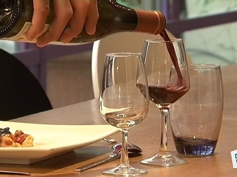 Cours de bonnes manières n°1: service et vin