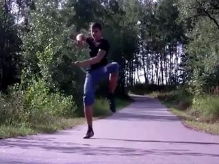 Мастерство нунчак в действии: парень показывает невероятные трюки 🥋