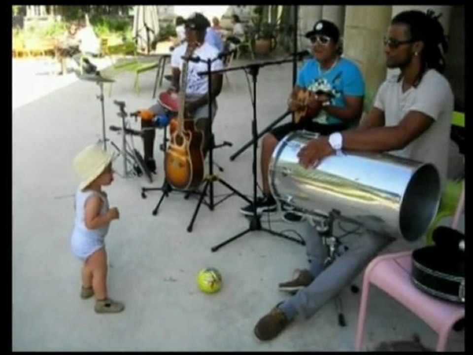 Nosso Dende, l'enfant, la balle et la femme en rouge