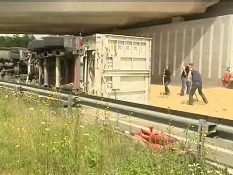 Rouen : un camion de blé se renverse