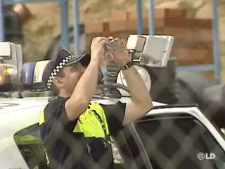 Un empresario se sube a una grúa