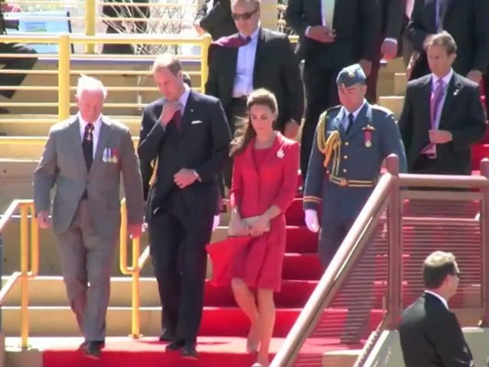 Kate middleton kündigt die olympischen spiele mit ihrer halskette mit drei ringen bei besuch in der national portrait gallery an