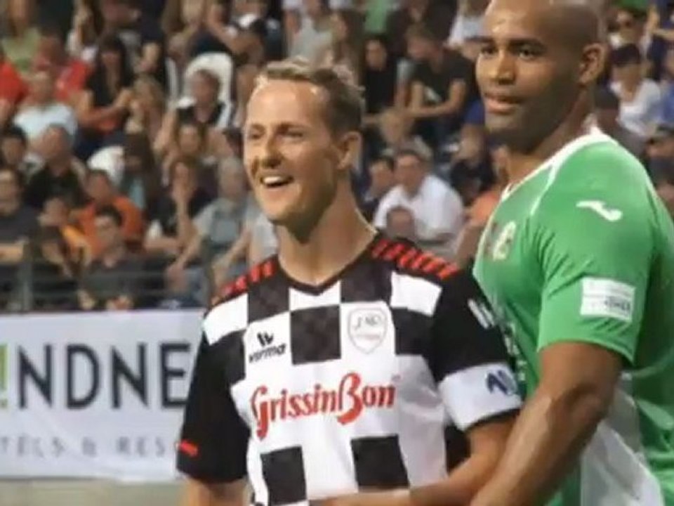 Elton pflügt die Wiese beim Benefiz-Bolzen mit Daniela Katzenberger