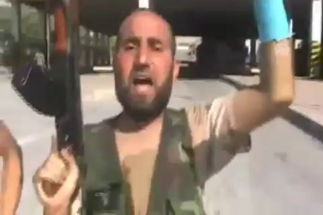 Sınır kapısını ele geçirdiler